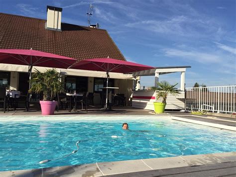 Hotel Dijon Couchey, restaurant and swimming pool